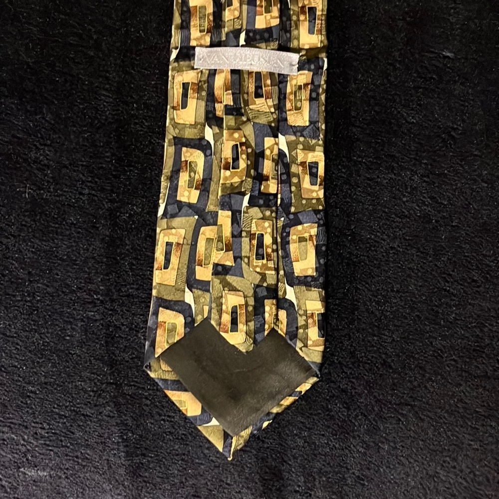 Can Heusen Tie